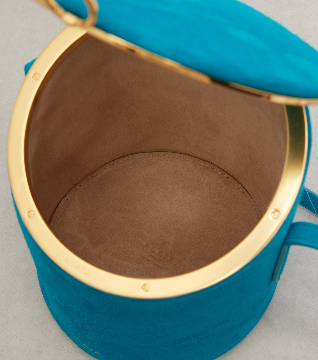 Bucket-Bag La Canette Small aus Veloursleder | Alaïa