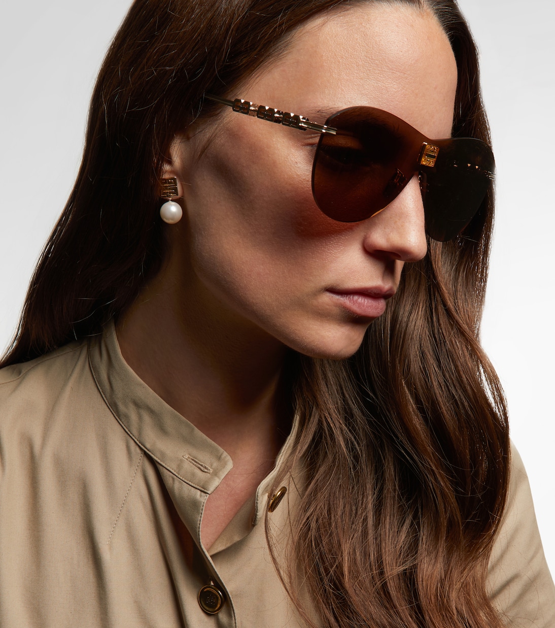 Occhiali da sole GIVENCHY 4Gem con montatura a gatto, stile giovane e trendy