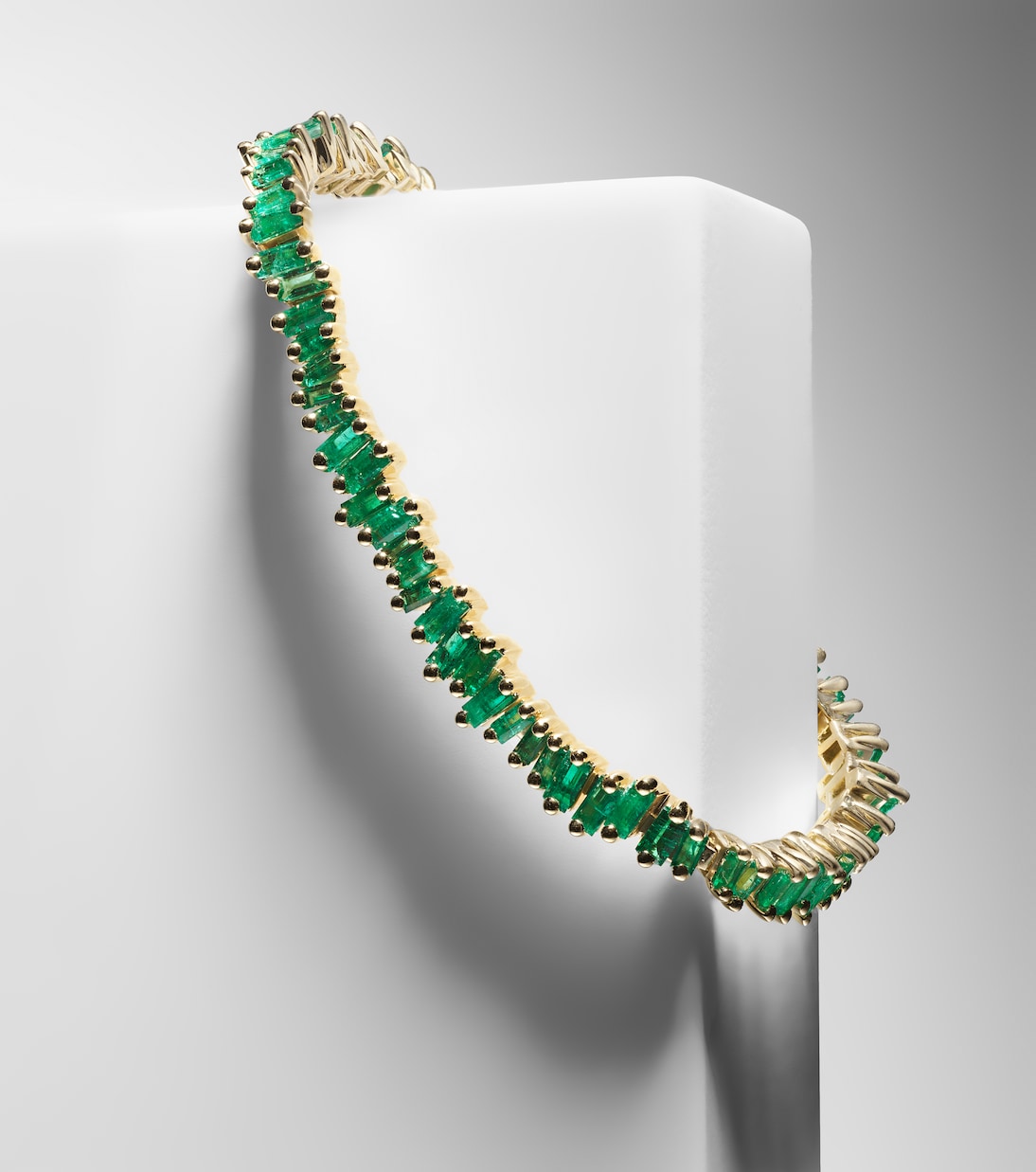 Bracciale in oro 18kt con smeraldi, design moderno per giovani stilosi