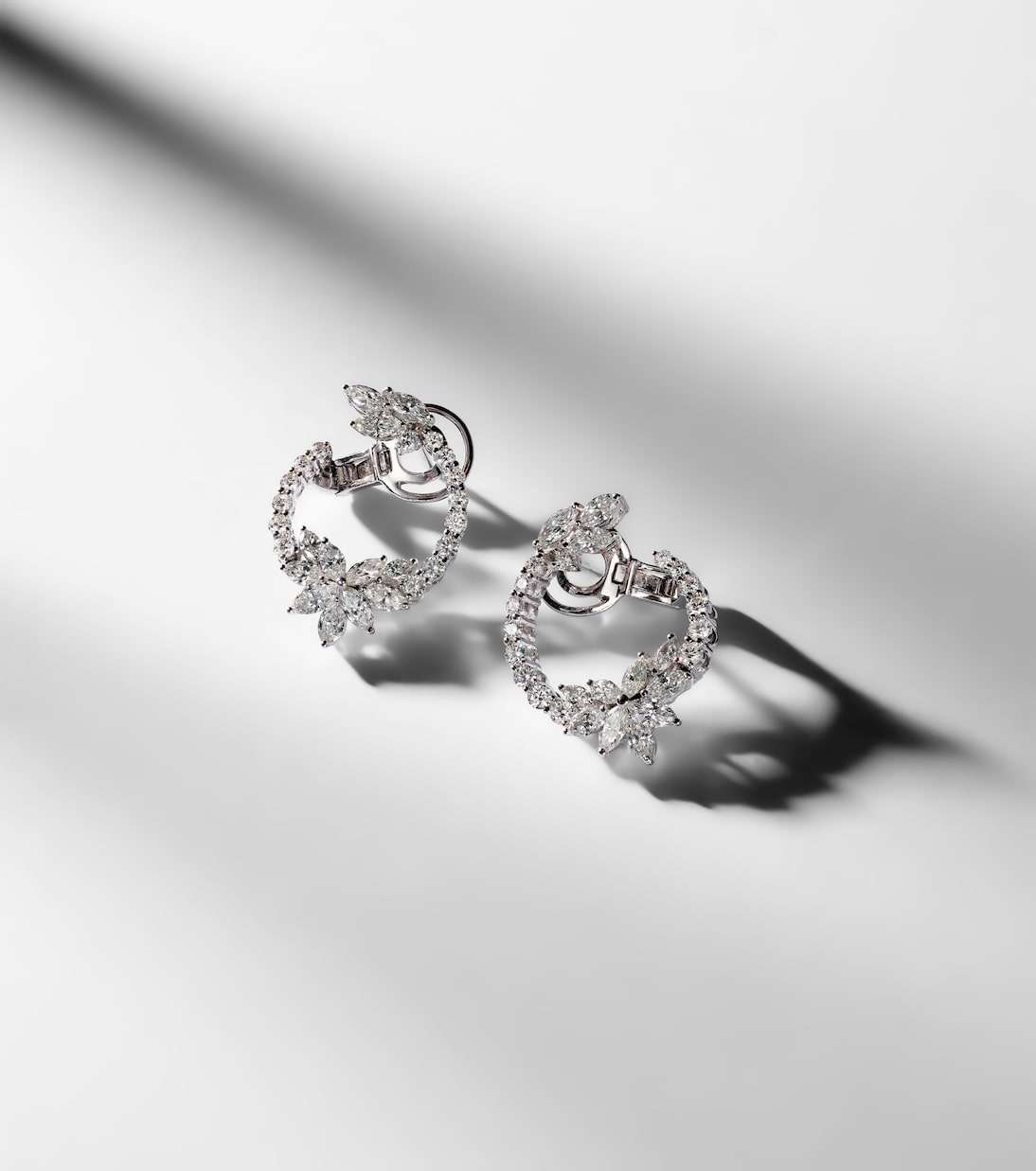 Orecchini a clip Y-Not in oro bianco 18kt con diamanti | Yeprem