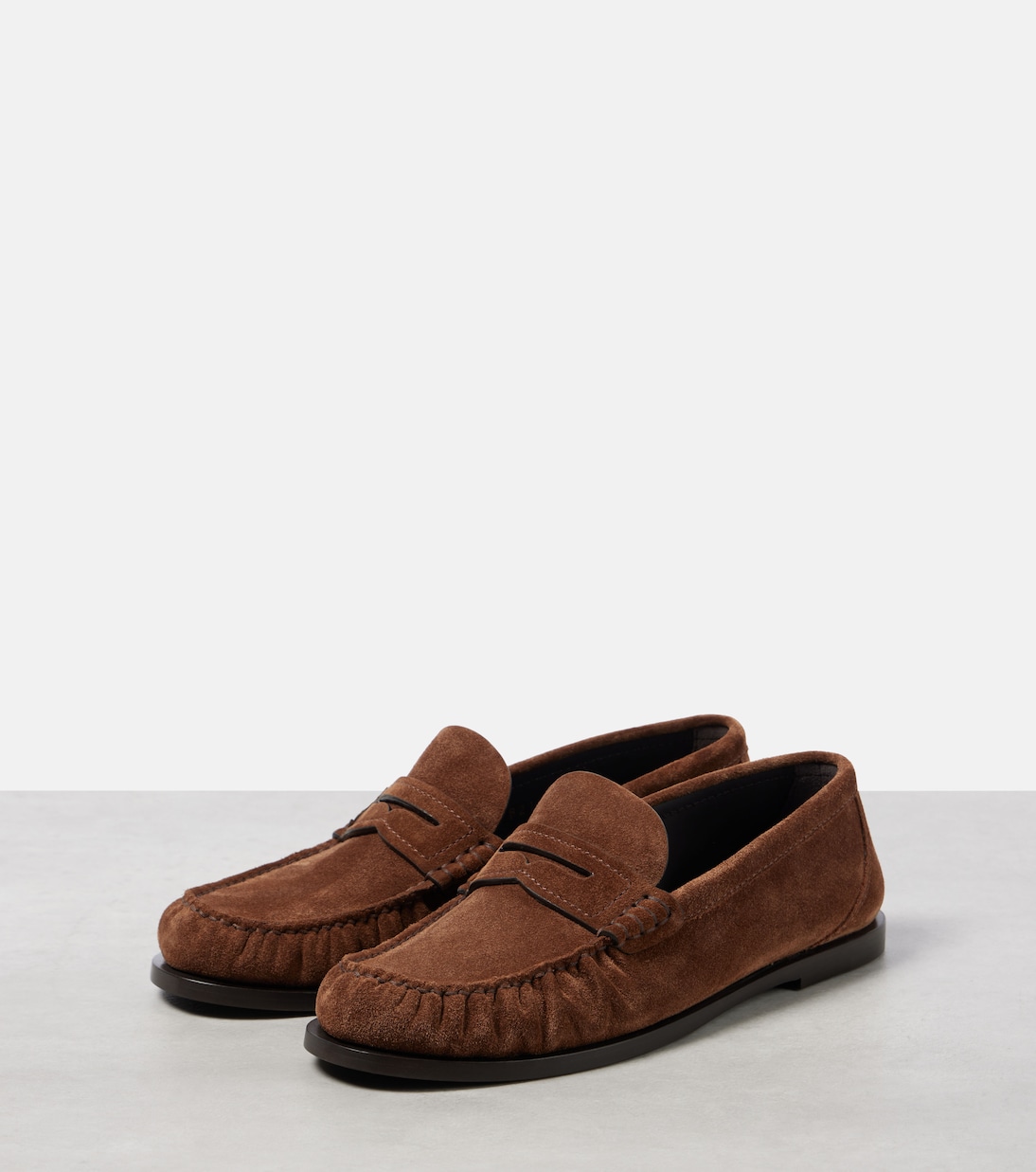 Scarpe penny loafer in suede Saint Laurent per uno stile giovane e moderno