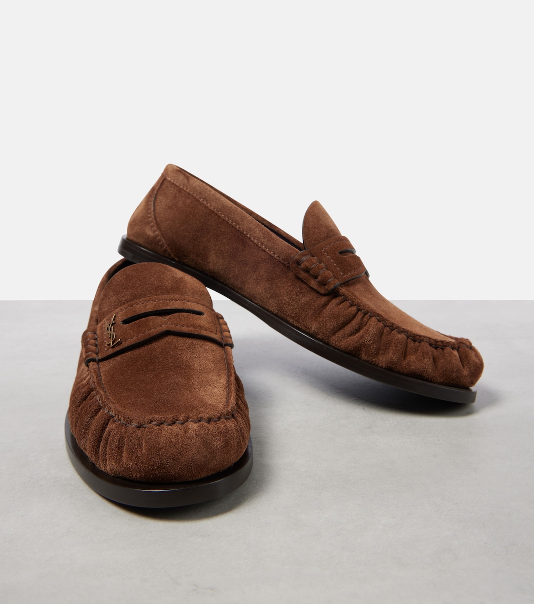 Scarpe penny loafer in suede Saint Laurent per uno stile giovane e moderno