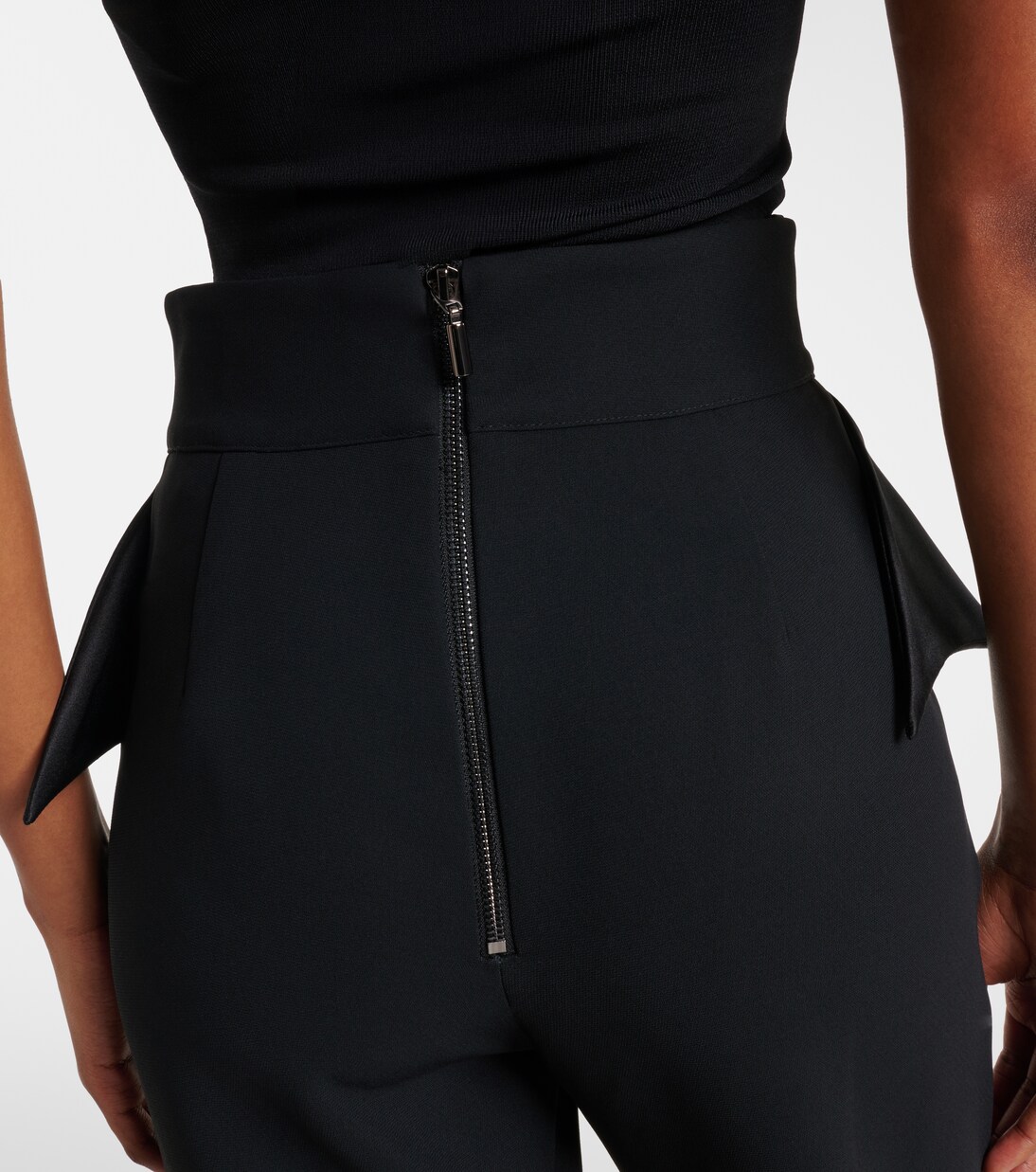 Pantalones slim Relate de satén con peplum | Maticevski