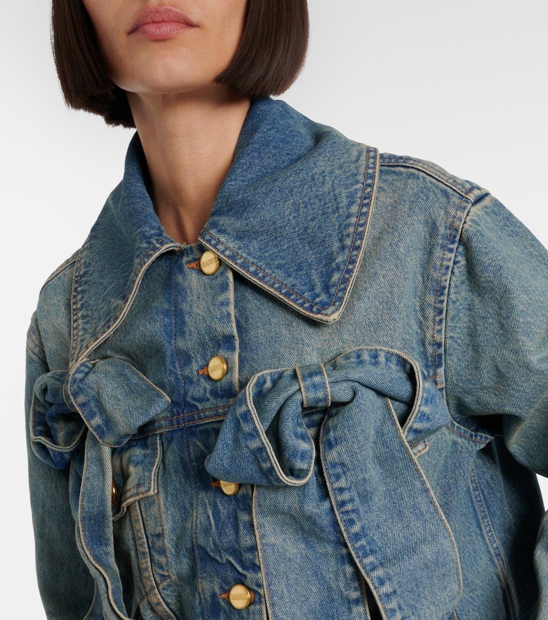 جاكيت من الدنيم بتفاصيل فيونكة | Ganni