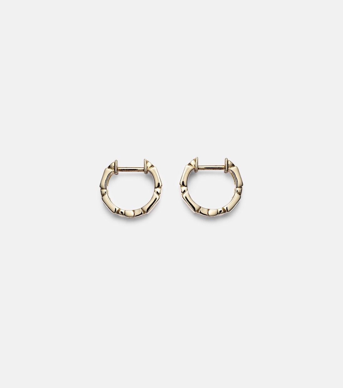 Orecchini Huggie in oro giallo 14kt con dettagli chic, perfetti per uno stile giovane e trendy