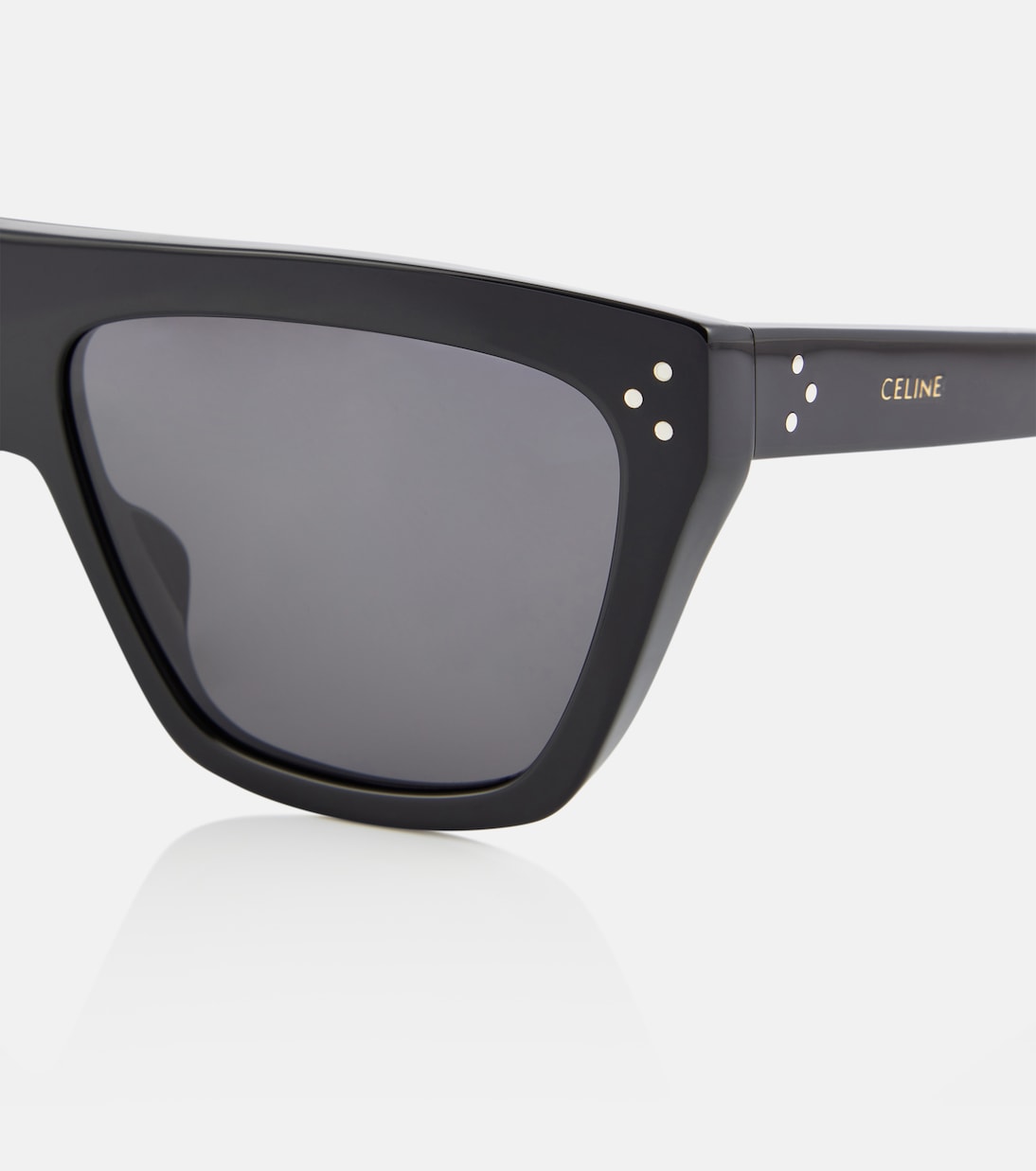 Occhiali da sole CELINE con design audace e dettagli a 3 punti, perfetti per uno stile giovane e moderno.