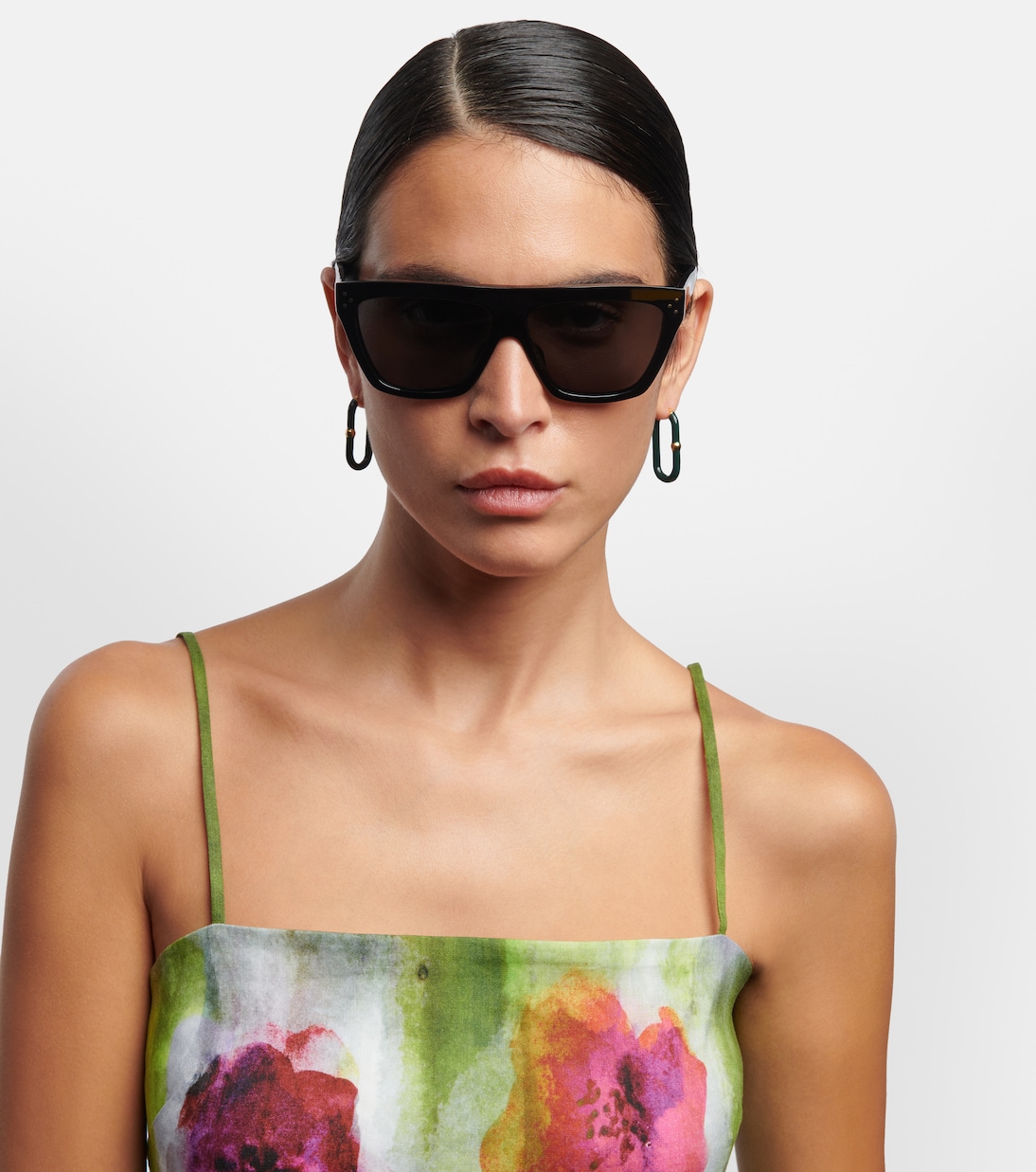 Occhiali da sole CELINE con design audace e dettagli a 3 punti, perfetti per uno stile giovane e moderno.