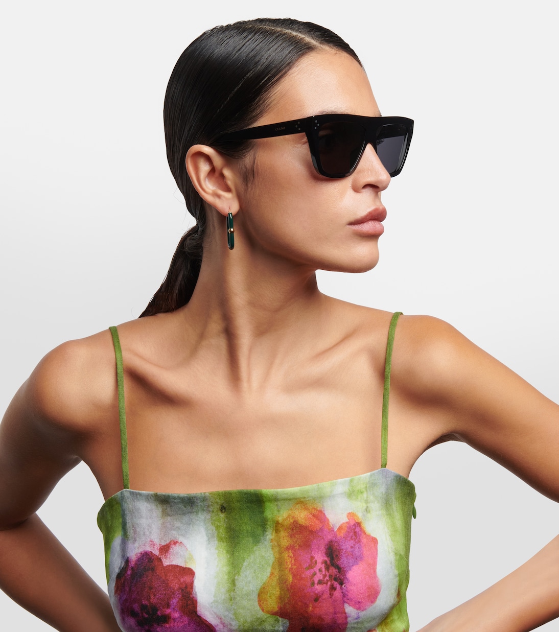 Occhiali da sole CELINE con design audace e dettagli a 3 punti, perfetti per uno stile giovane e moderno.