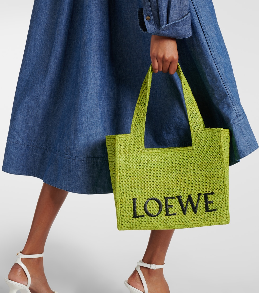 Cabas Paula’s Ibiza Font Medium en raphia | Loewe