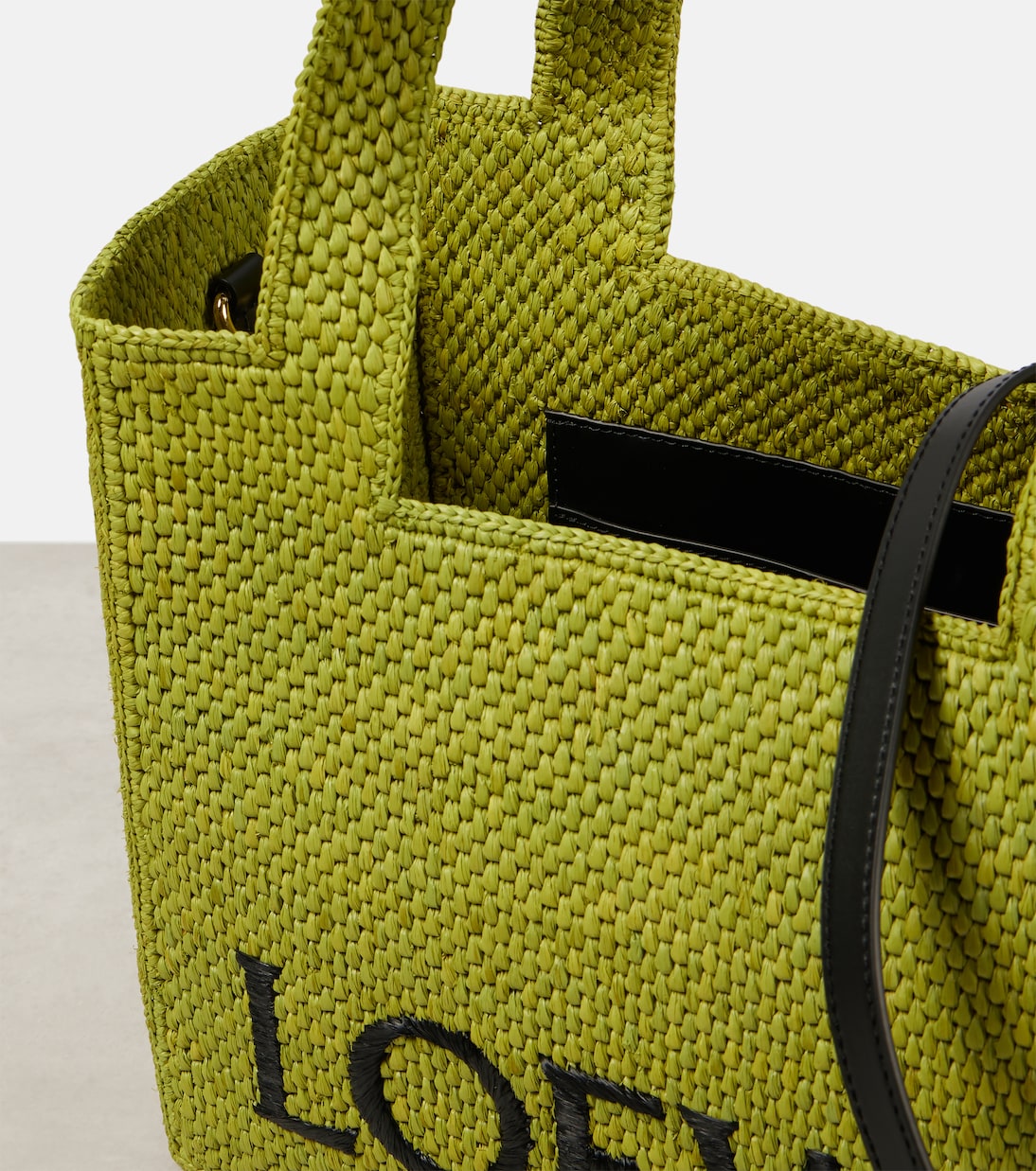 Cabas Paula’s Ibiza Font Medium en raphia | Loewe