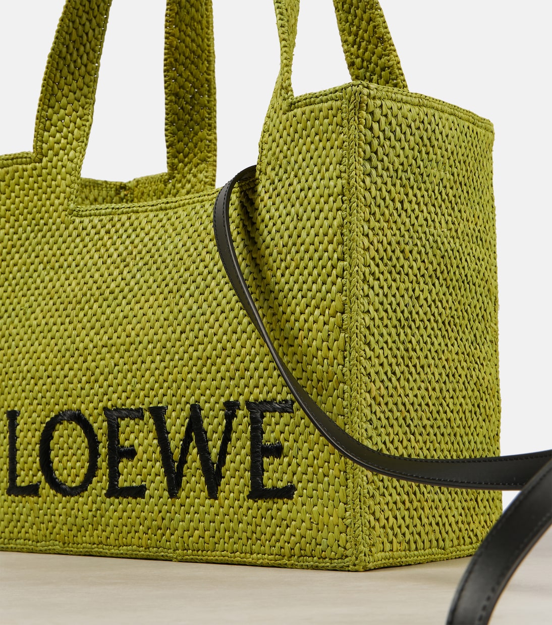 Cabas Paula’s Ibiza Font Medium en raphia | Loewe