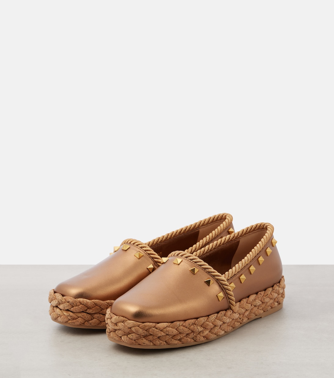 Scarpe espadrillas Rockstud in pelle metallizzata di Valentino Garavani per uno stile giovane e audace