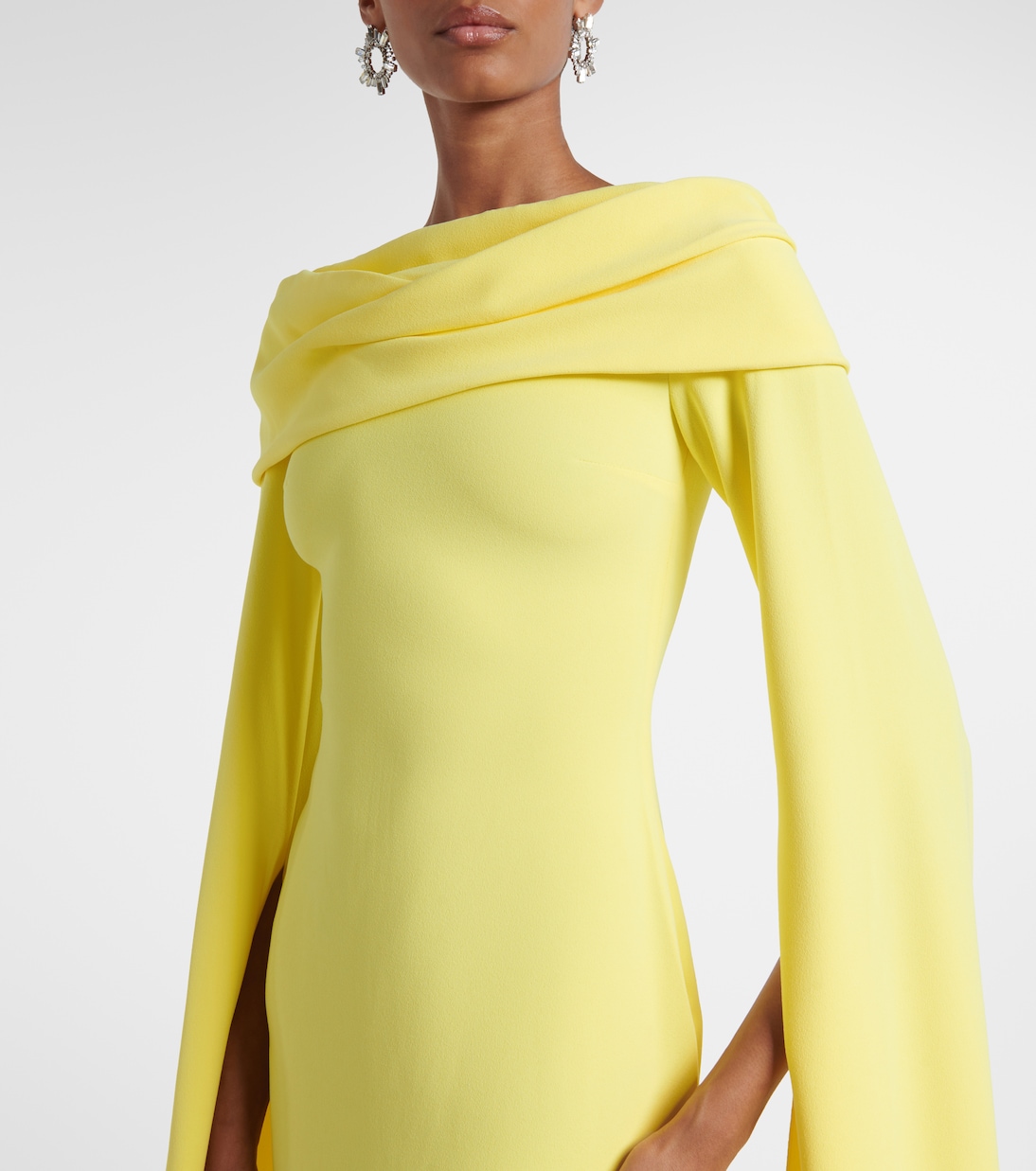 Vestido de fiesta Nuri de crepé con capa | Solace London