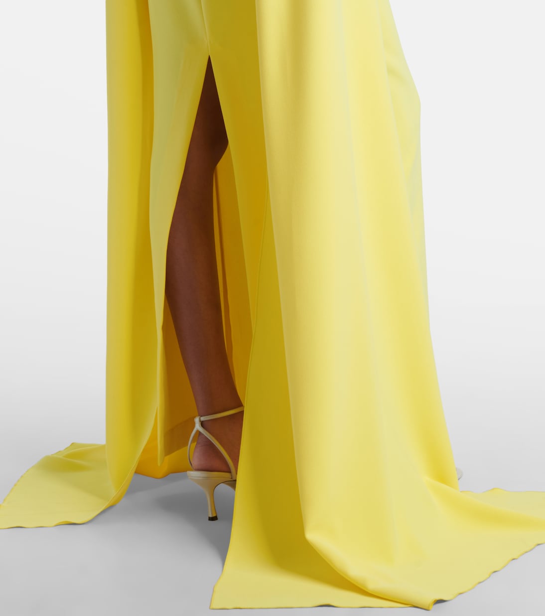 Vestido de fiesta Nuri de crepé con capa | Solace London