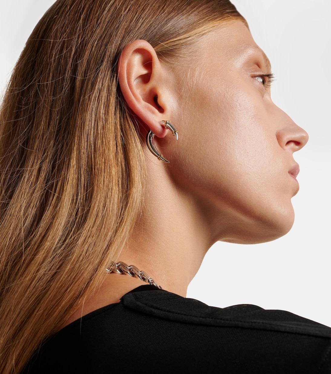 Orecchino unico in oro bianco 14kt con design RAINBOW K per stili giovanili