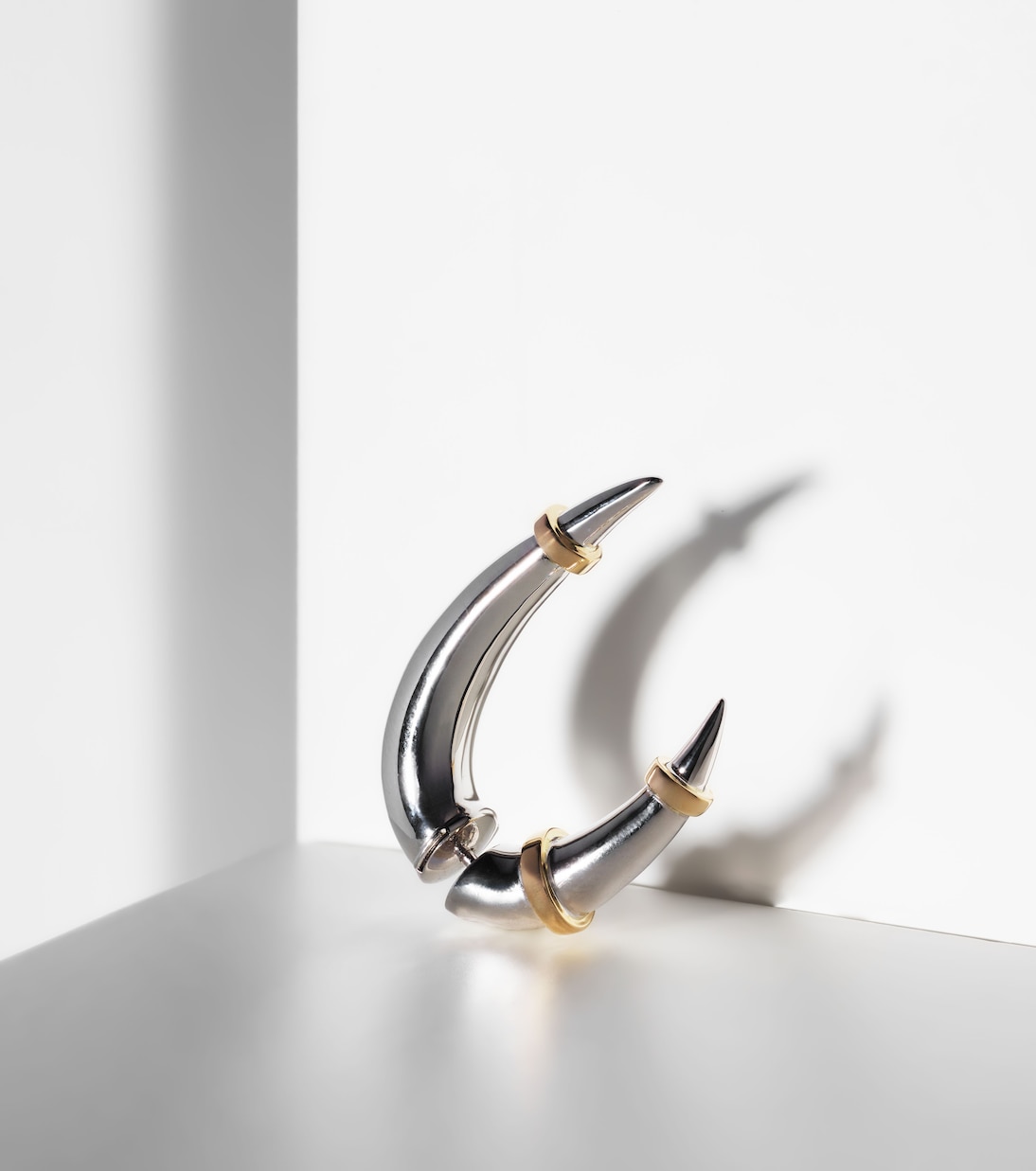 Orecchino unico in oro bianco 14kt con design RAINBOW K per stili giovanili