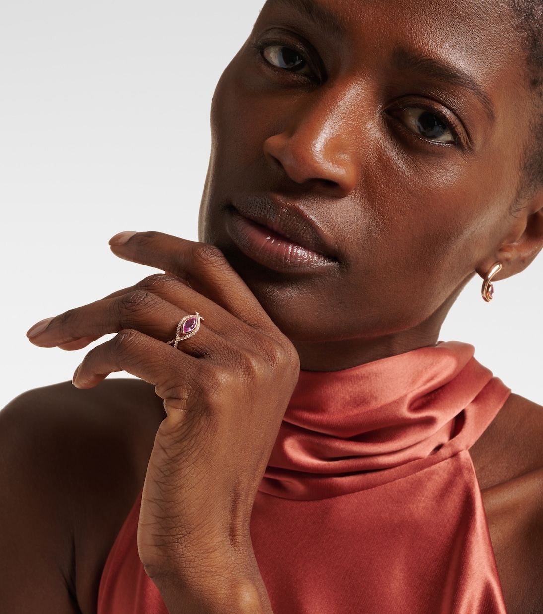 Anello in oro rosa 18kt con zaffiro e diamanti, gioiello trendy per giovani