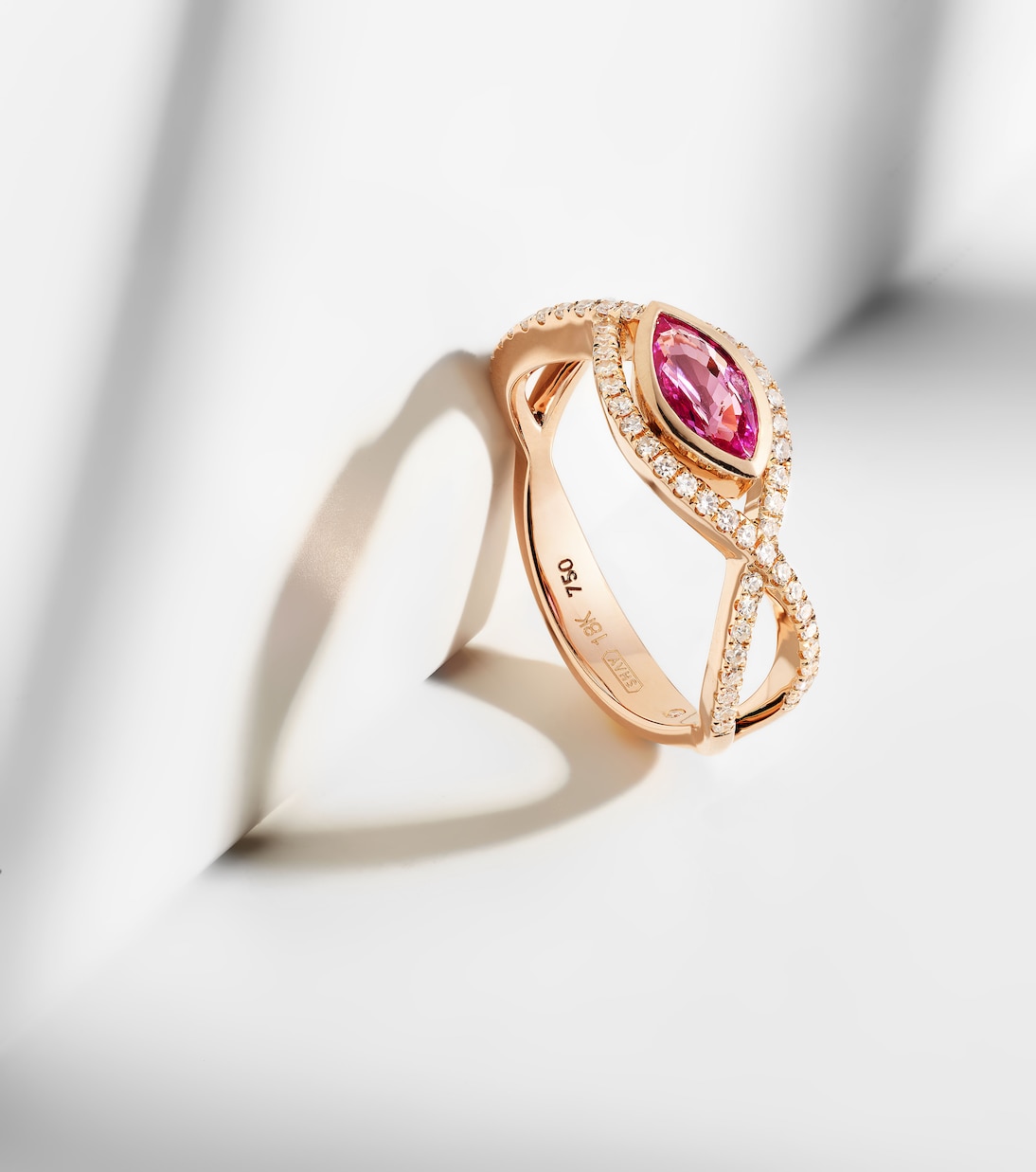 Anello in oro rosa 18kt con zaffiro e diamanti, gioiello trendy per giovani