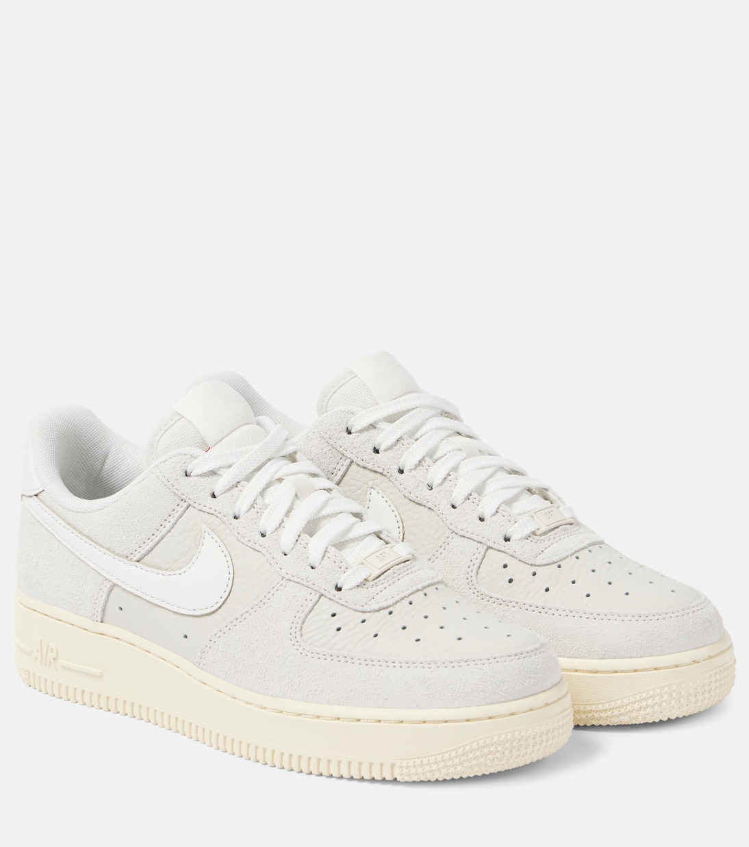 Scarpe basse Nike Air Force 1 in pelle, stile giovane e moderno
