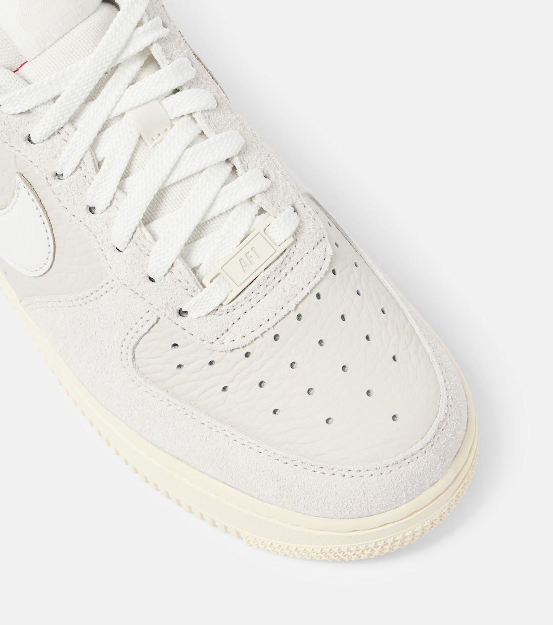 Scarpe basse Nike Air Force 1 in pelle, stile giovane e moderno