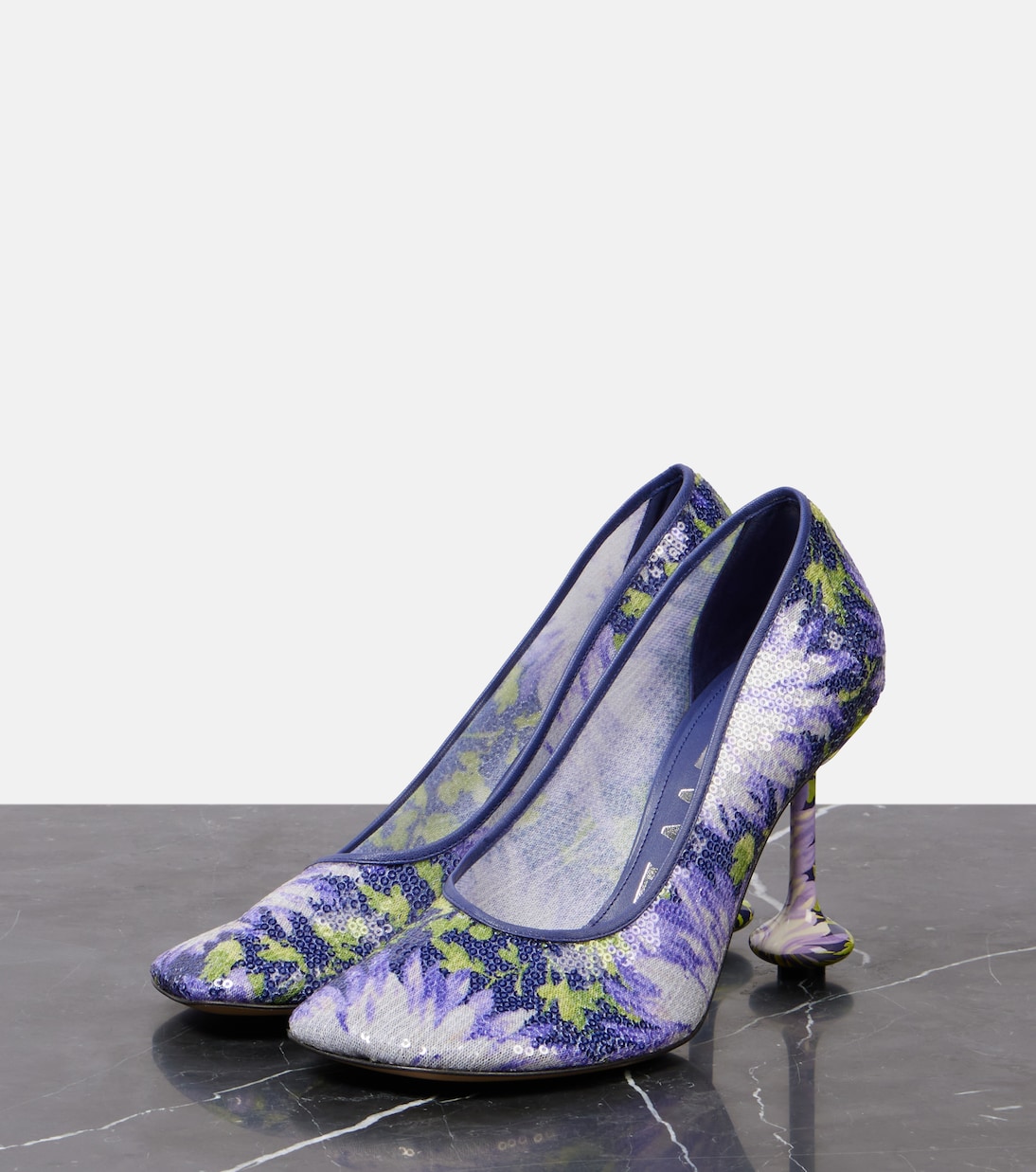 Scarpe LOEWE Toy 90 con dettagli floreali e rete traforata, perfette per un look giovane e trendy