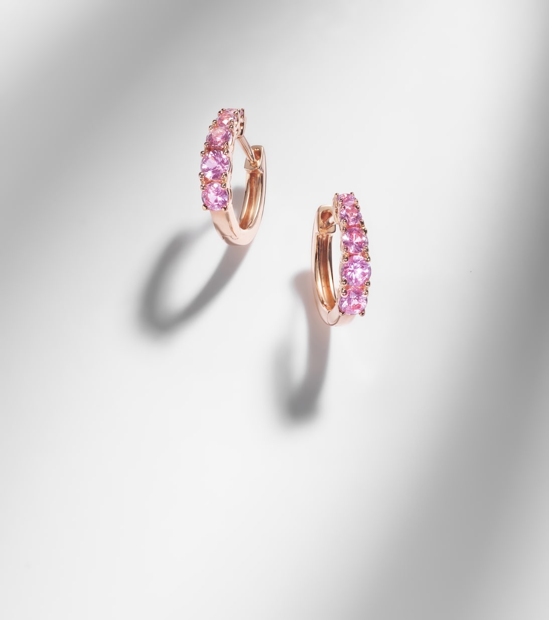 Ohrringe Graduated aus 18kt Gelbgold mit Saphiren | Anita Ko