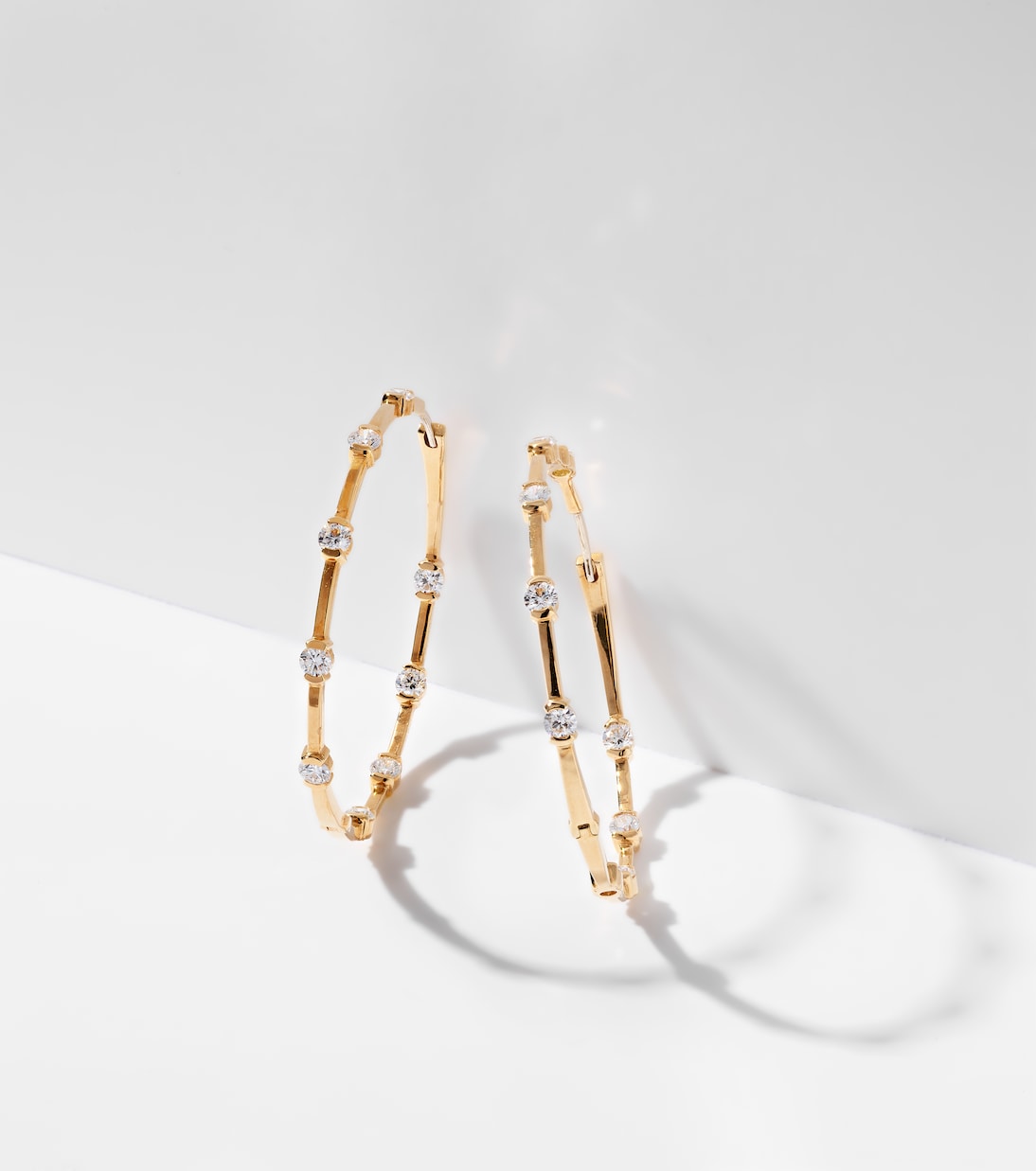 Orecchini a cerchio in oro giallo 18kt Melissa Kaye con diamanti, design giovane e chic
