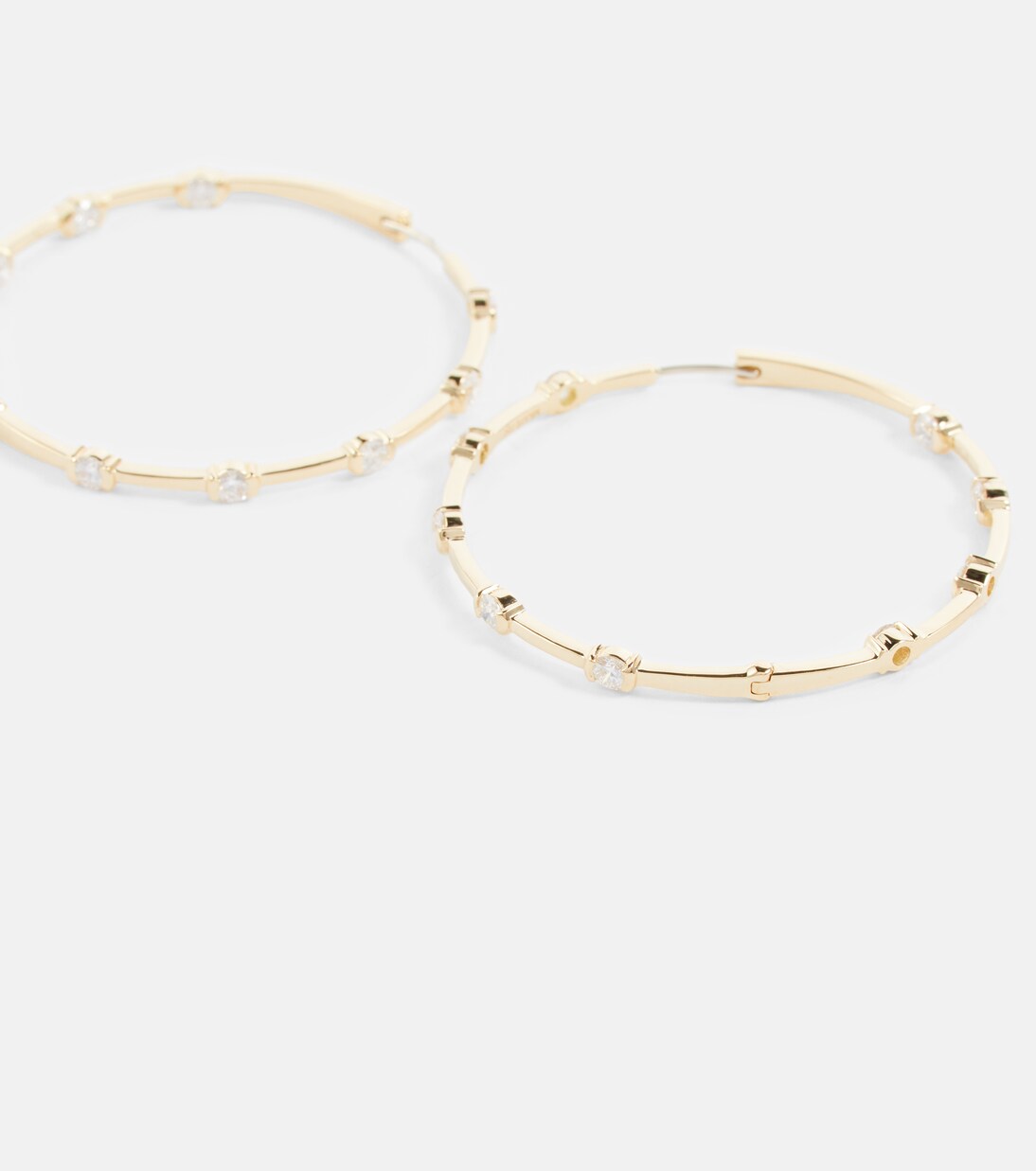 Orecchini a cerchio in oro giallo 18kt Melissa Kaye con diamanti, design giovane e chic