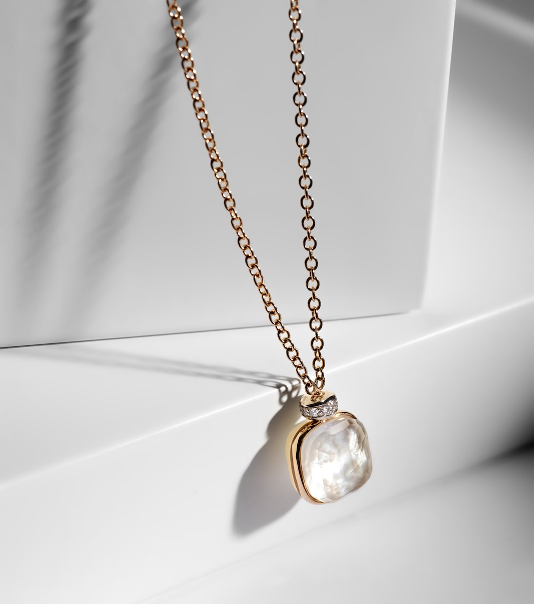 Collana Nudo in oro rosa e bianco 18kt con topazio, madreperla e diamanti, design giovane e moderno