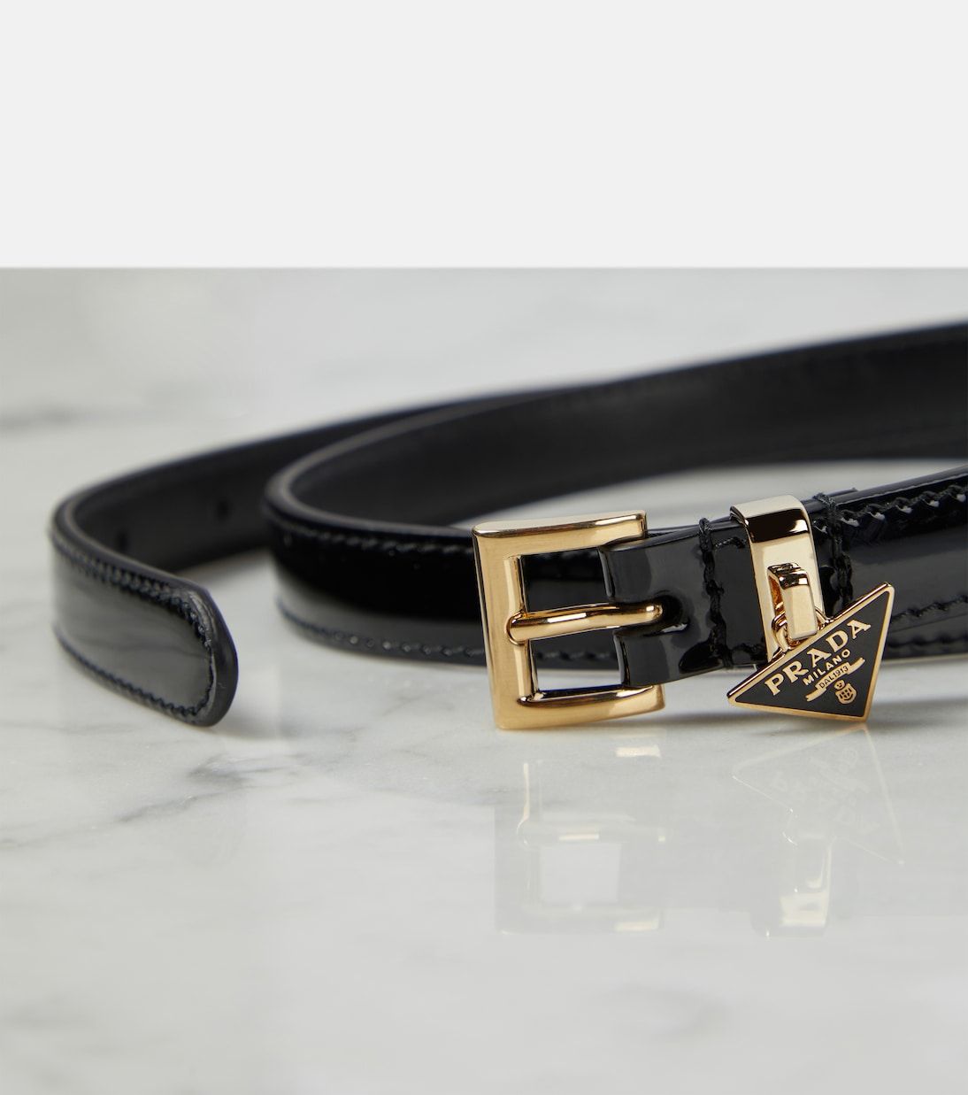 Cintura in pelle con logo PRADA, stile giovanile e moda italiana
