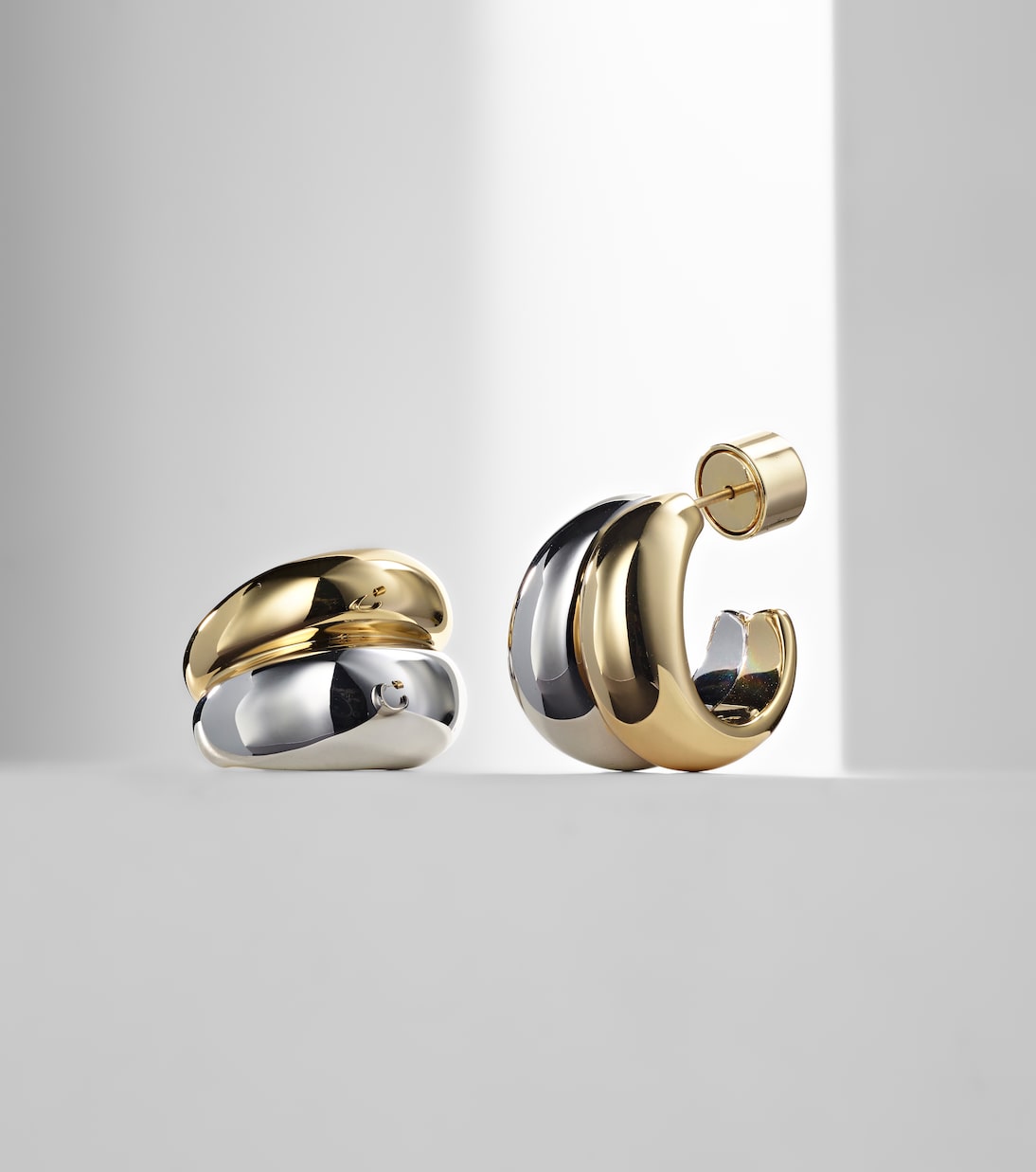 Orecchini a cerchio in oro giallo e bianco, stile Chavez, micro design firmato Jennifer Fisher, per giovani trendy
