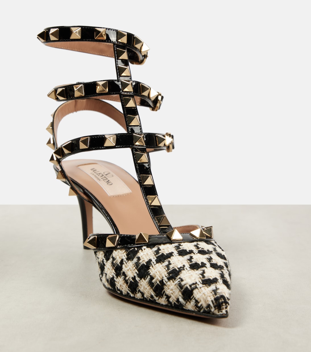 Scarpe con tacco Rockstud 65 di VALENTINO GARAVANI in tweed con dettagli in pelle per uno stile giovane e trendy.