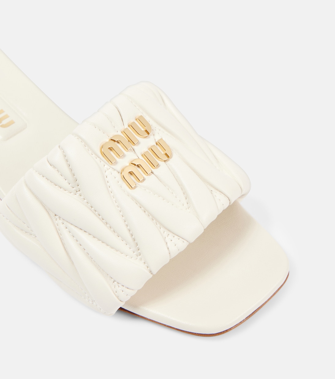 Scarpe slip-on in pelle traforata con logo MIU MIU, stile giovane e moderno