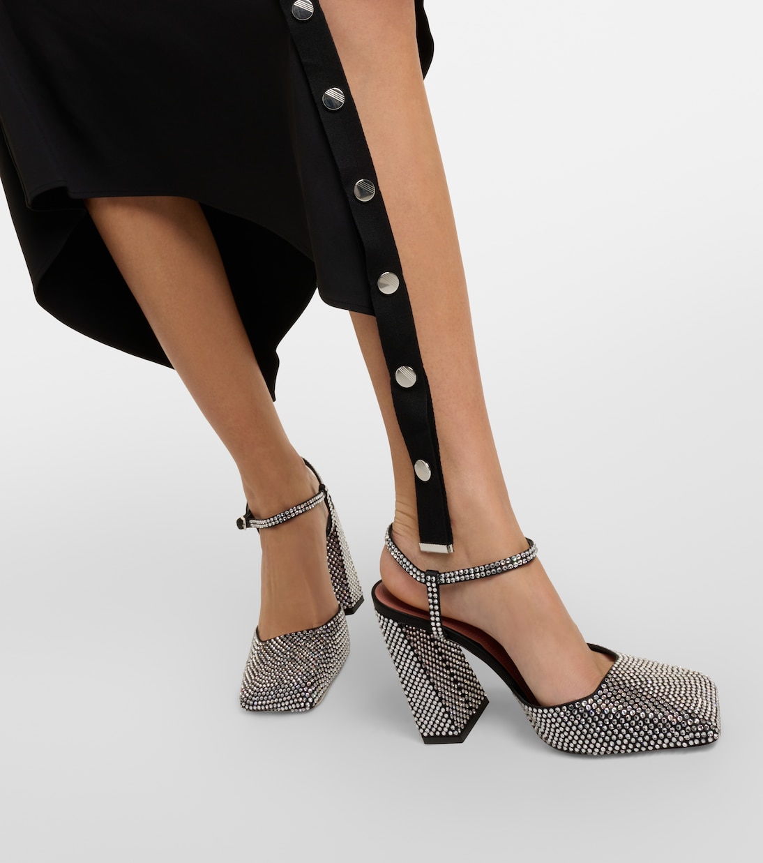 Pumps Charlotte 95 aus Satin mit Kristallen | Amina Muaddi