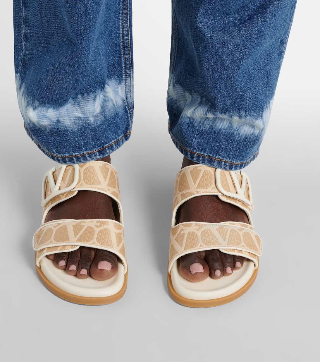 VLogo Signature raffia slides | Valentino Garavani