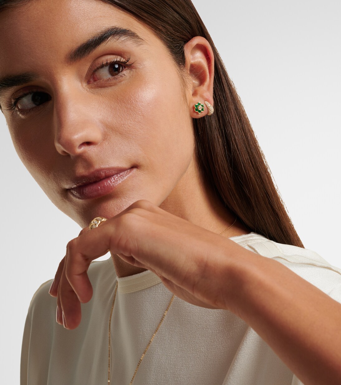 Orecchini in oro 18kt ANITA KO Flora con smeraldi e diamanti per uno stile giovane e raffinato