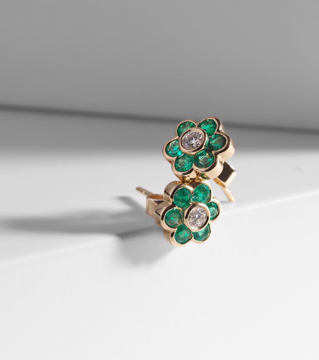 Orecchini in oro 18kt ANITA KO Flora con smeraldi e diamanti per uno stile giovane e raffinato
