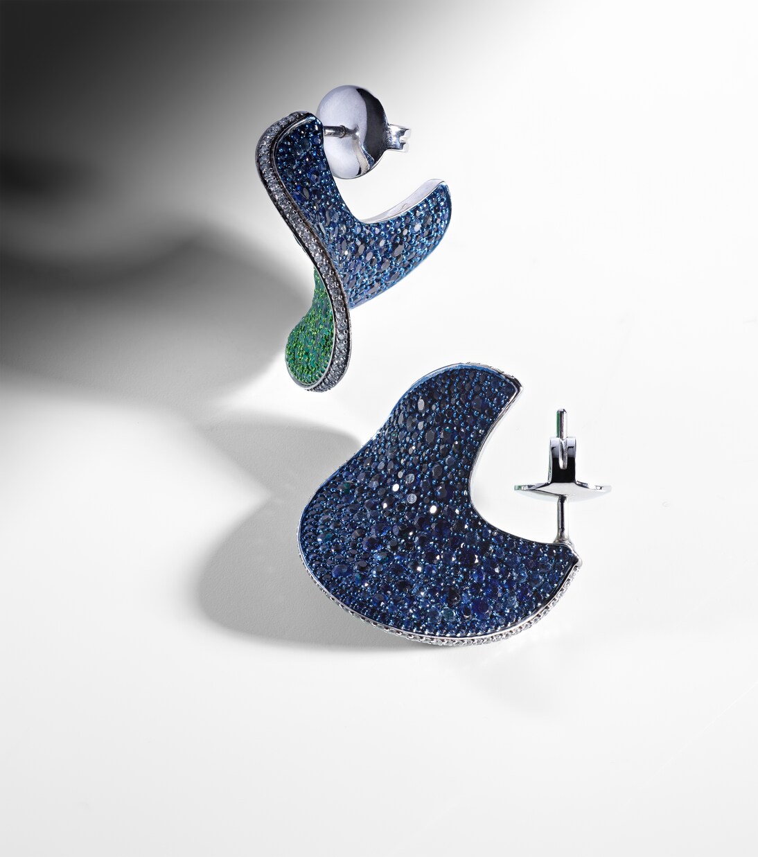 Orecchini KAMYEN Wave in oro bianco 18kt con tanzaniti, zaffiri e diamanti per uno stile giovane e raffinato