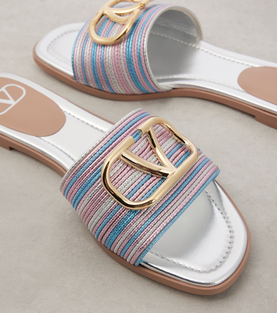 Scarpe comode Valentino Garavani con logo V in metallizzato per uno stile giovane e moderno