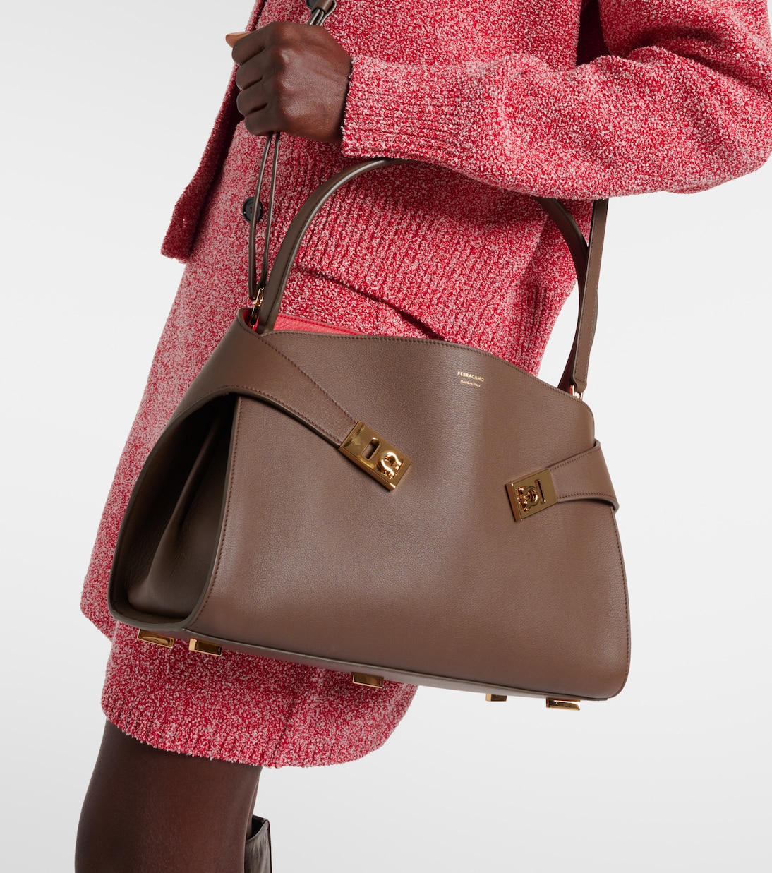Hug Medium leather shoulder bag | Ferragamo
