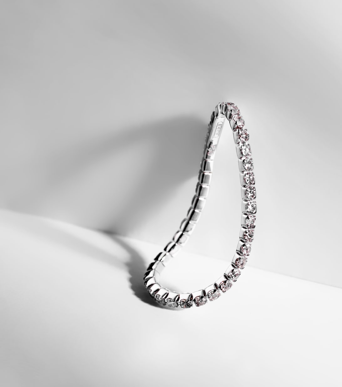 Anello in oro bianco 18kt con diamanti, stile Single Thread, per giovani alla moda