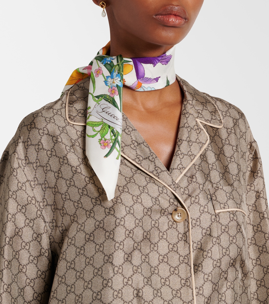 Foulard in Seta GUCCI con Motivi Floreali per Giovani Stilisti
