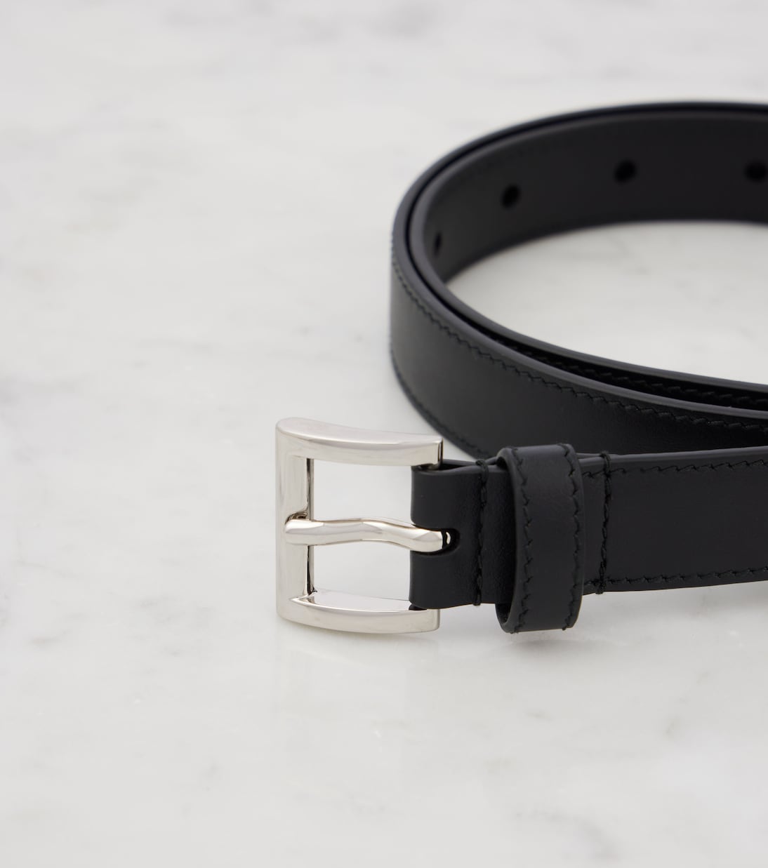 Cintura in pelle con logo PRADA, stile giovane e moderno