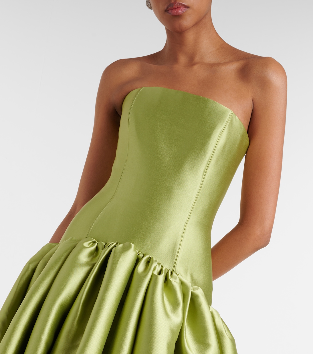 Robe longue Cassias en satin | Solace London