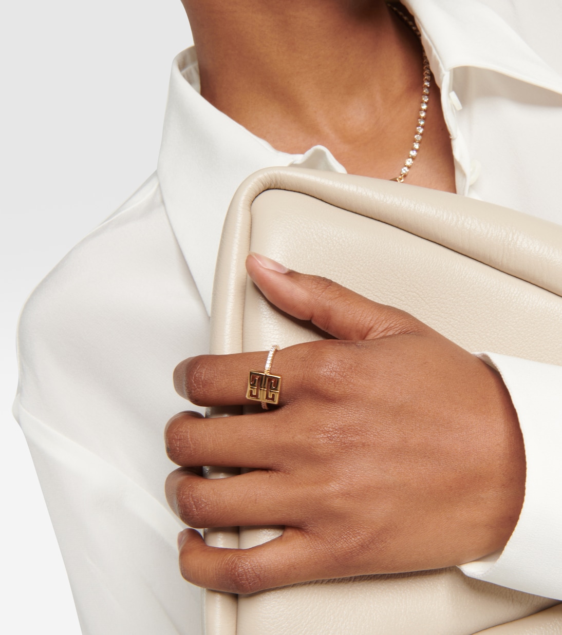 Anello 4G di Givenchy con cristalli Swarovski® per uno stile giovane e glamour