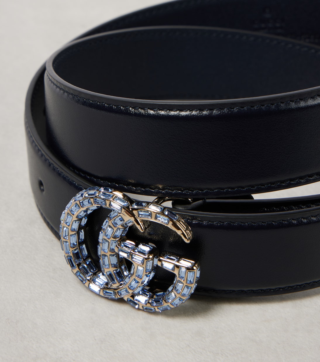 Cintura in pelle GUCCI GG Marmont con logo Double G, stile giovane e moderno