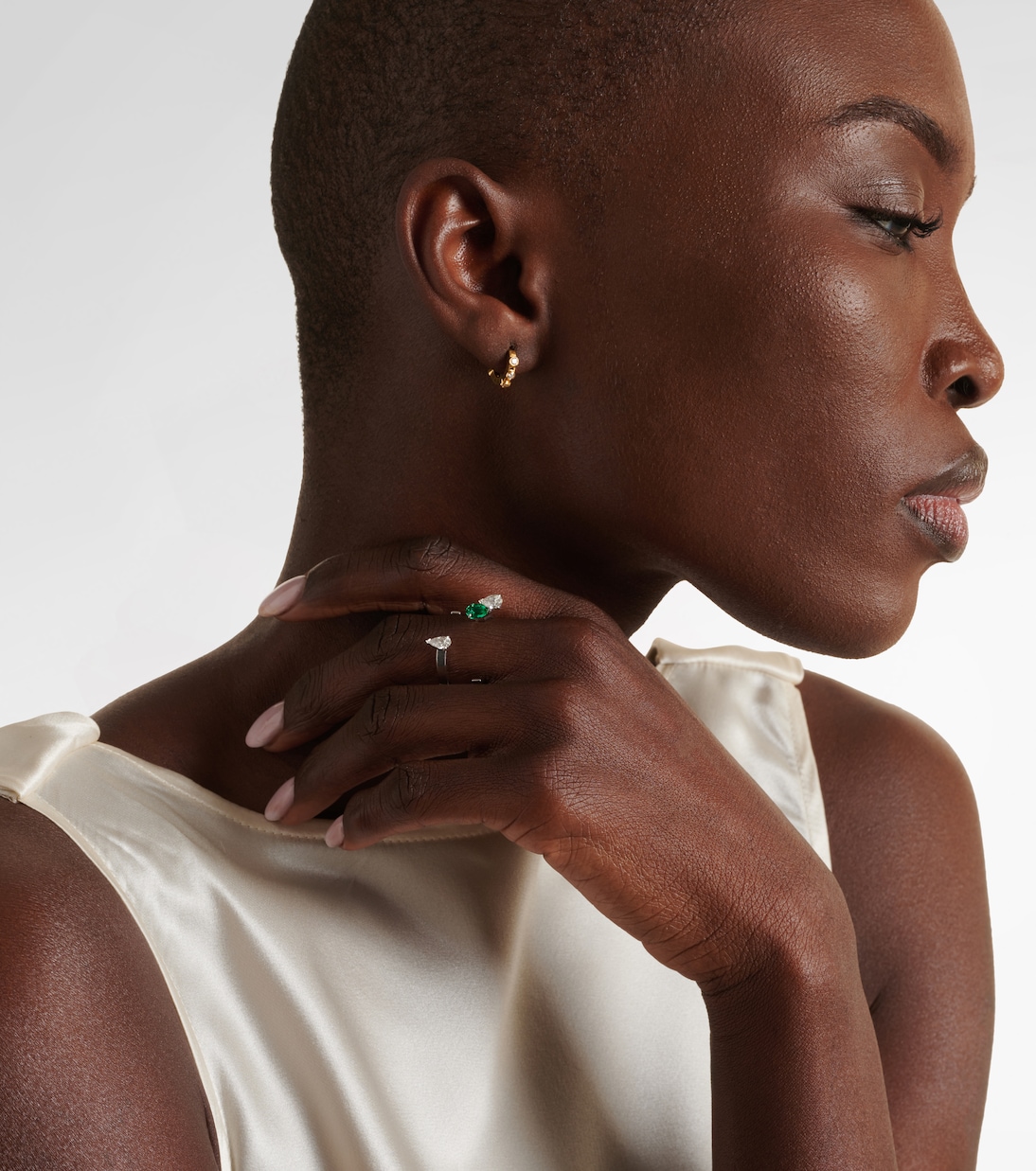 Anello in oro bianco 18kt REPOSSI con diamanti e smeraldo, design moderno per giovani