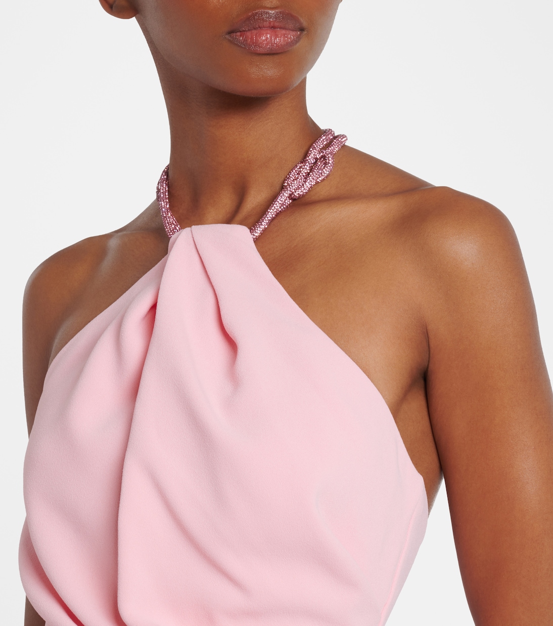 Vestido de fiesta Riva con cuello escote halter | Solace London