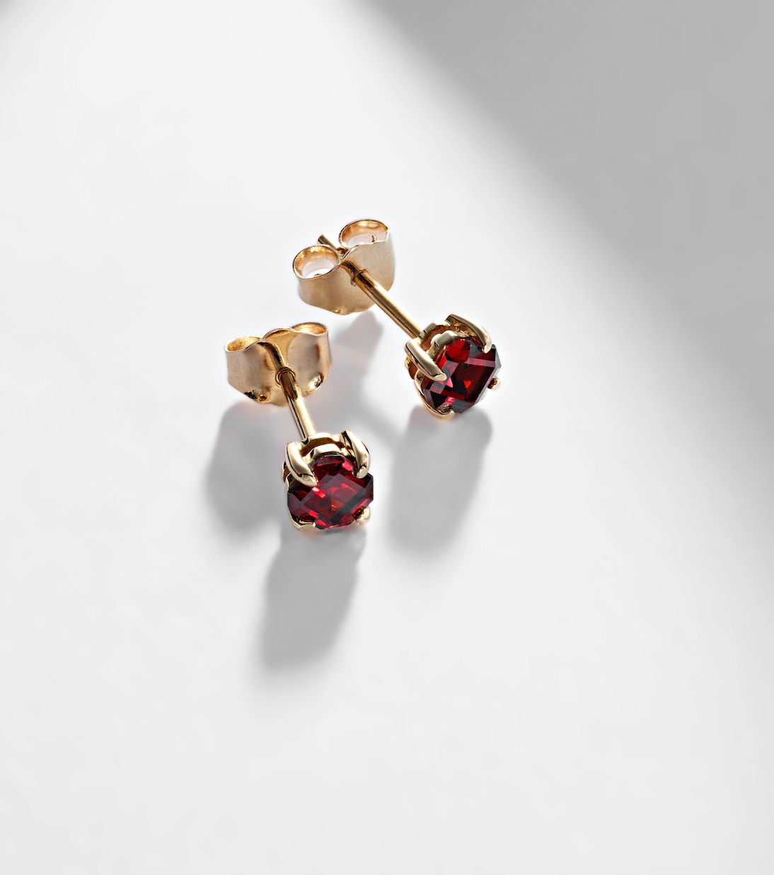 Ohrringe aus 10kt Gelbgold mit Granat | Stone and Strand
