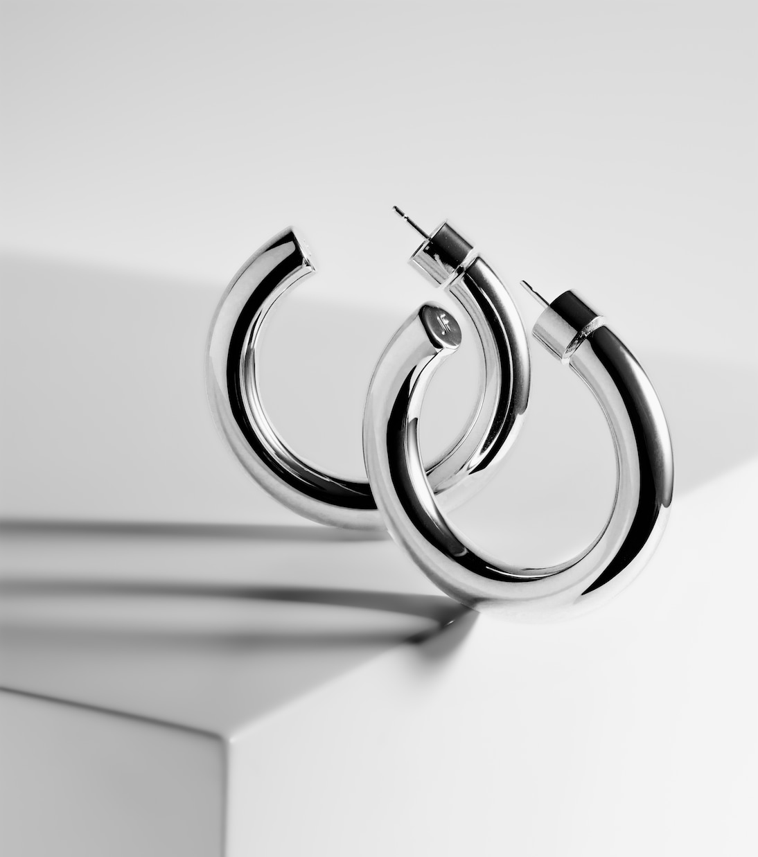 Orecchini a cerchio mini Samira in oro placcato 14kt di JENNIFER FISHER per giovani trendy